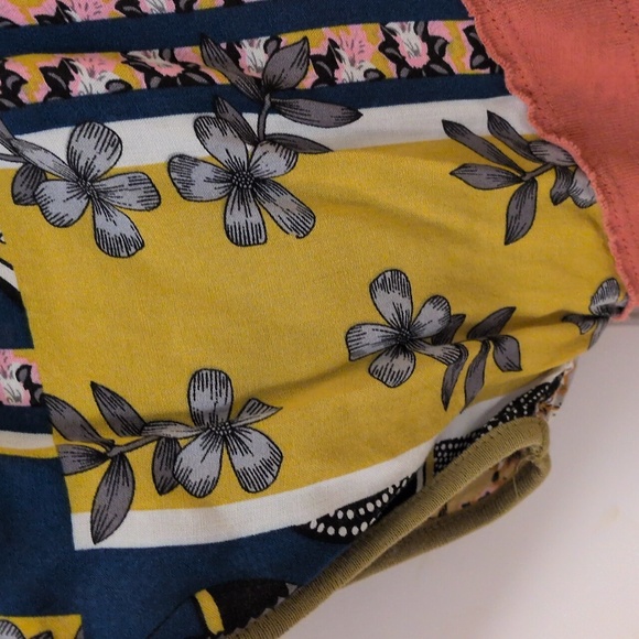 easel Floral Swing Top - Picture 3 of 10